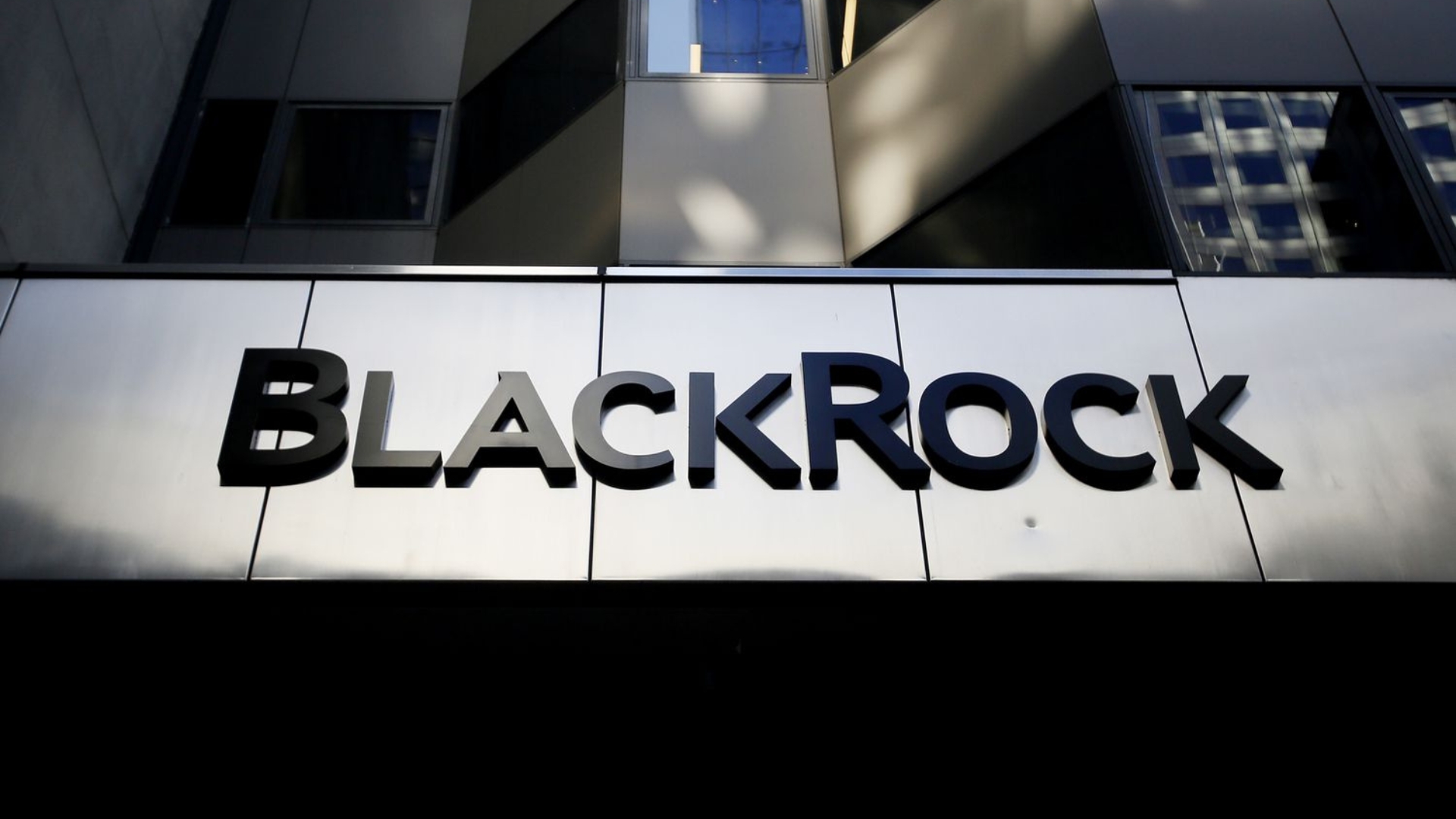Bitcoin ETF Boom: BlackRock Leads WisdomTree and Invesco Follow