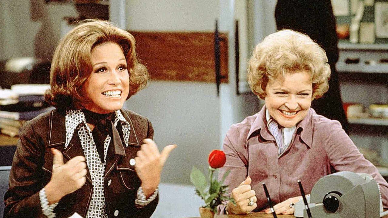 Mary Tyler Moore and Betty White laughing in the Mary Tyler Moore Show