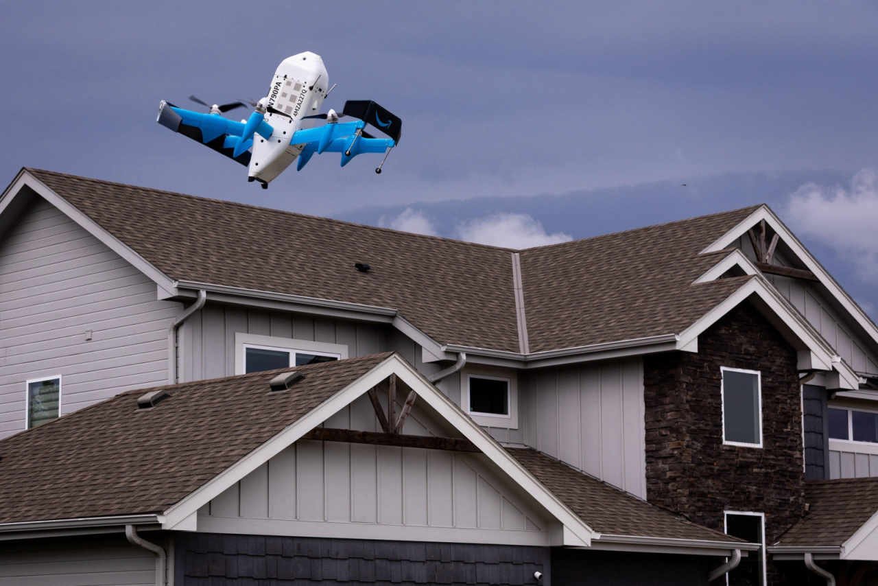 amazon plans to fly prime air drones over almost 500 us towns by years end By December, Amazon intends to have its drones covering more than six times the American territory they serve today. Prime Air, the company says, will be operating in "nearly 500 cities and towns in the United States" before the year closes.