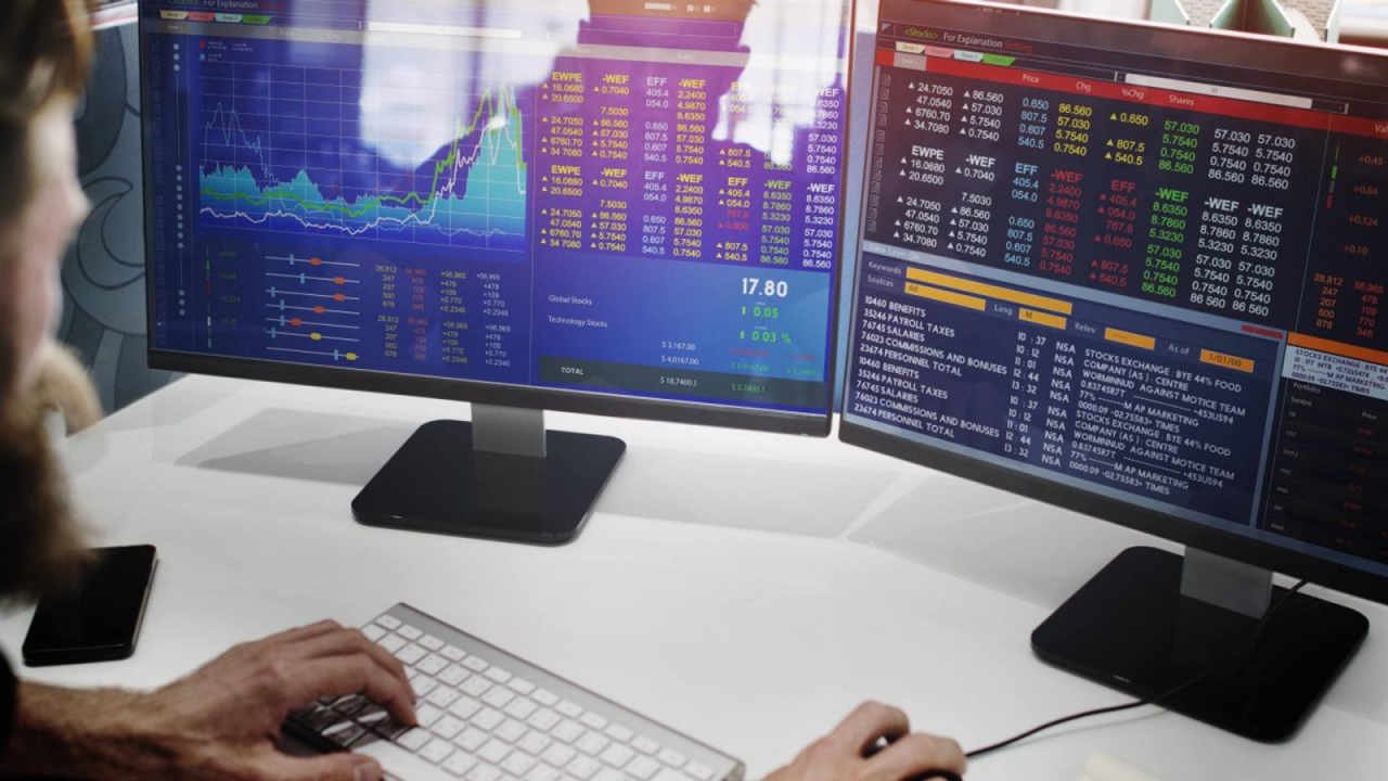 bitcoin outpaced stocks monday with a 2 6 gain as the sp 500 slipped 0 5 Just for a single session, bitcoin behaved the way bitcoin used to.
