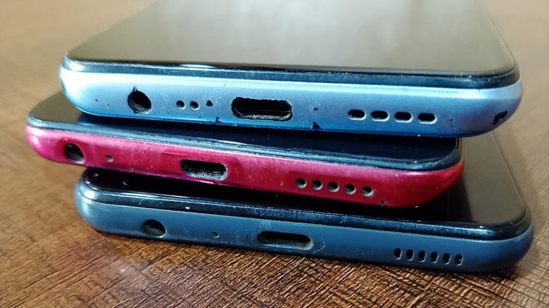 Turning a Retired Android Phone Into a Wi-Fi Extender: Does It Hold Up? 28 A pile of old Android smartphones.