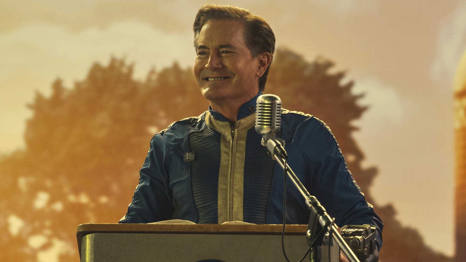 Kyle MacLachlan smiling in Fallout
