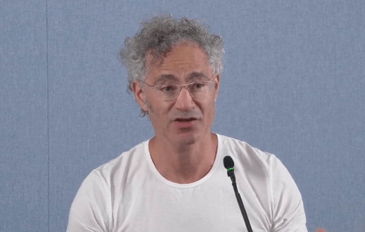 palantir posts 1 9b quarter then its ceo accuses ai labs of Last quarter Palantir booked $1.1 billion in profit — more in three months than the entire company brought in as revenue during the same stretch a year before, a comparison CEO Alex Karp made a point of writing into his own shareholder letter. Total revenue landed at $1.9 billion, a 93% jump year over year.