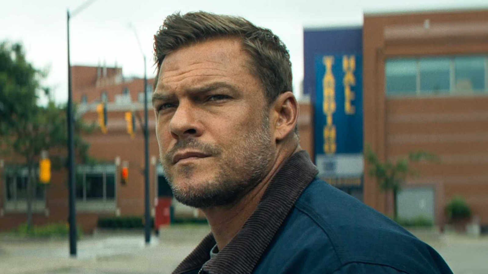 Alan Ritchson looking inquisitive in Reacher season 3