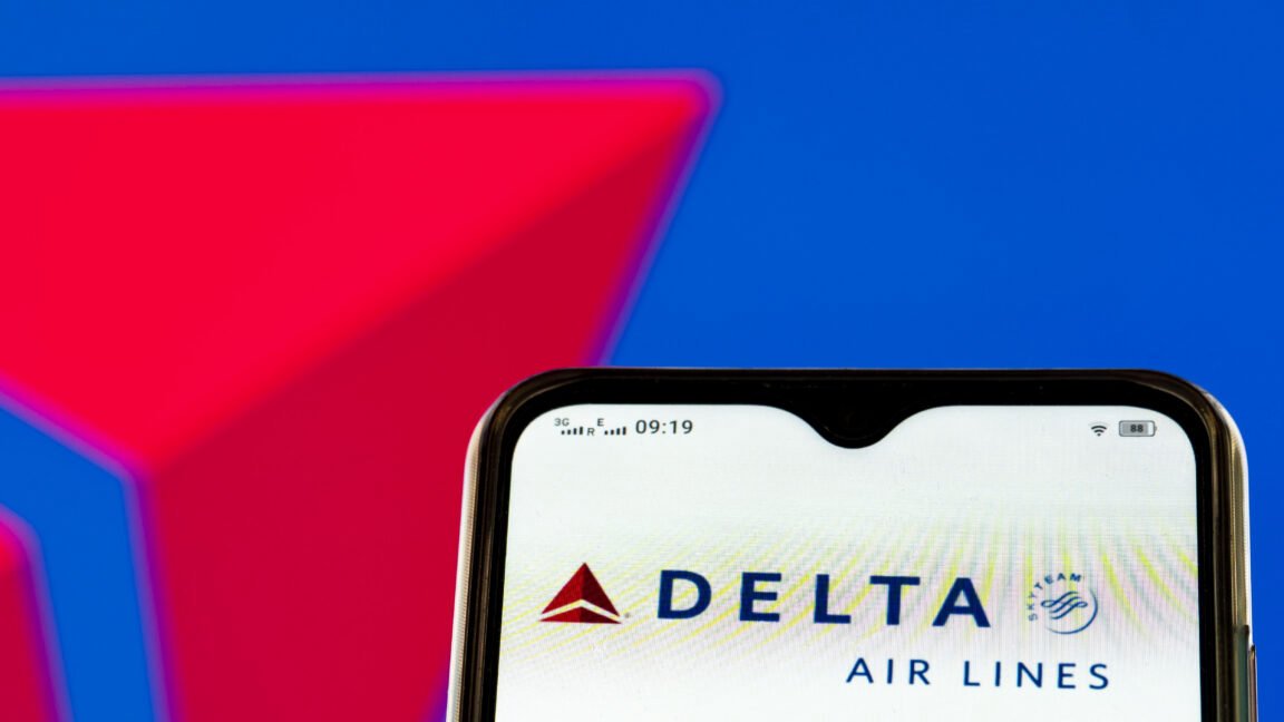 Rogue Wi-Fi Network Onboard Delta Flight 591 Points to Departing DEF CON Attendees 25 rogue wi fi network onboard delta flight 591 points to departing def con attendees Passengers on Delta flight 591 lost cabin Wi-Fi for half an hour on Monday while cruising over the middle of the country. The cause wasn't a faulty router. The airline says a network it didn't own was transmitting from inside the cabin.