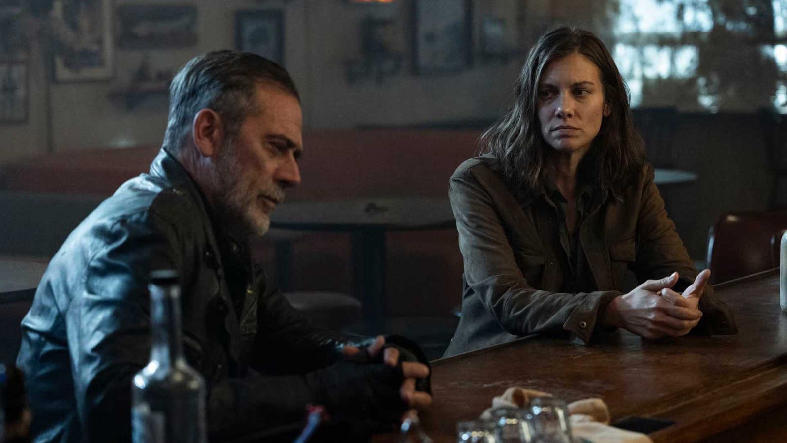 Negan (Jeffrey Dean Morgan) and Maggie (Lauren Cohan) at a bar in The Walking Dead: Dead City
