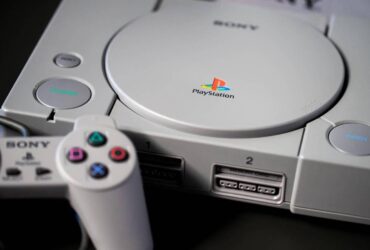 three ps1 games that sat on every 90s kids shelf By rights, the PS1 should have flopped. Sony had never shipped a console, it was gambling on CD-ROMs while Nintendo held the line on cartridges, and the market showed no obvious gap for a newcomer.