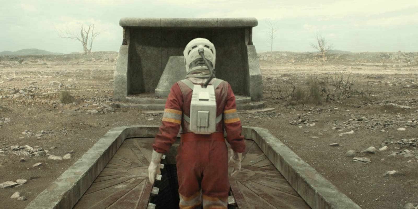 Silo's Mines Explained: What Lies Beneath Silo 18 and What Prisoners Are Digging For 28 Juliette (Rebecca Ferguson) entering Silo 18 in season 2, wearing an orange space-like suit with her back turned to the camera