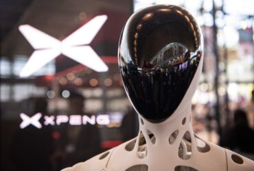 why chinas carmakers are racing into humanoid robots teslas bet copied Earlier this week, Xpeng's robotics arm pulled in upwards of $900 million at a post-money valuation north of $6.3 billion. Meanwhile, the carmaker behind it faces margins that everyone across China's auto sector can watch getting thinner.
