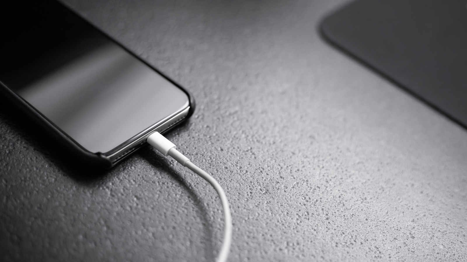 why fast charging never agreed on a standard usb pd pps supervooc and the rest Connect a handset with a 20W ceiling to a 100W brick and what you get is 20W. That single sentence contains the entire fast-charging problem, and it explains why the wattage figure stamped on a charger's packaging tells you next to nothing by itself.