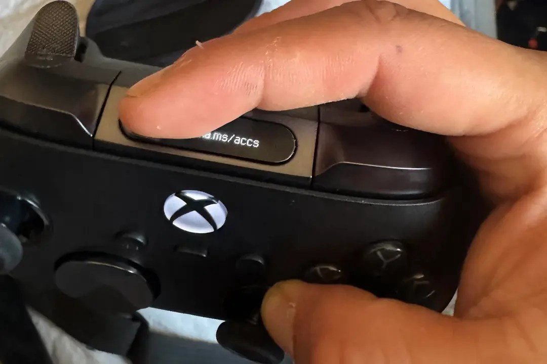 Xbox Elite 3 prototype leaks with a tiny screen built into the pad