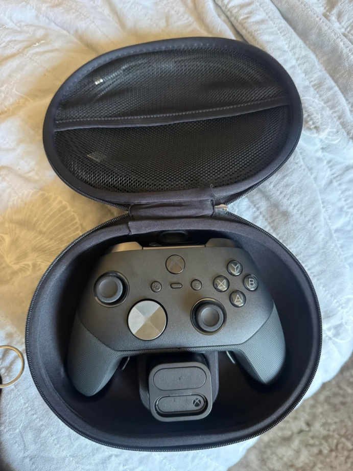 Xbox Elite 3 prototype leaks with a tiny screen built into the pad