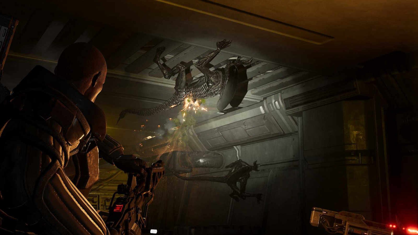 Shooting at a xenomorph climbing on the ceiling in Aliens: Fireteam Elite 2