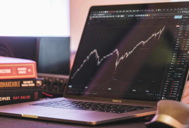 bitcoin reclaims its 50 week moving average a signal that has often marked the end of bear markets For 45 weeks, bitcoin kept hitting the same level on the chart and getting pushed back down. In the week ended Sept. 20, it finally closed above it.