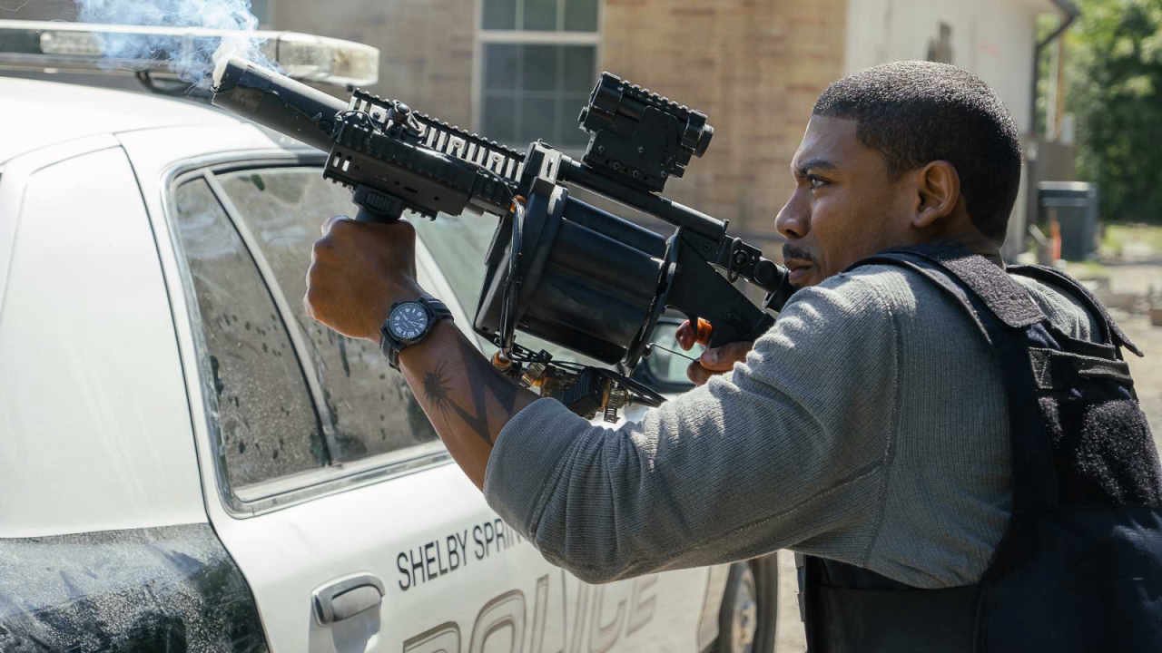 Aaron Pierre as Tery Richmond holding up a grenade launcher in Rebel Ridge on Netflix