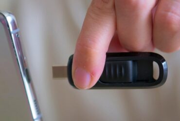 usb c vs usb a flash drives why the connector tells you almost nothing Look at the plug on the end of a flash drive and you learn almost nothing about its speed. That misunderstanding is widespread, and it is the one that empties wallets.
