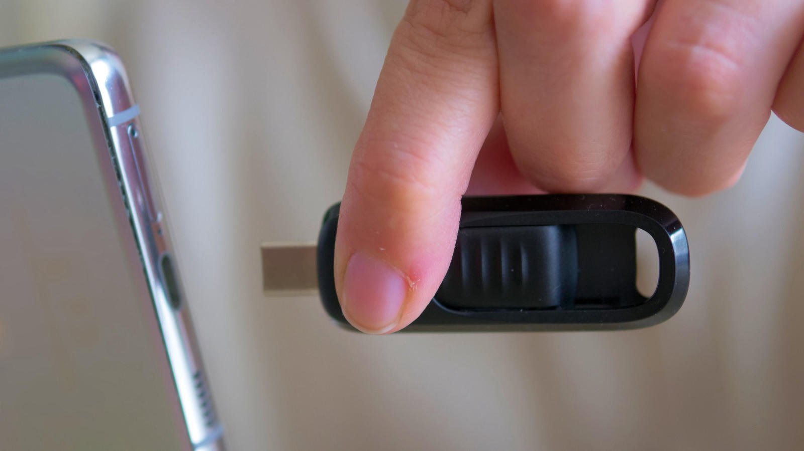 usb c vs usb a flash drives why the connector tells you almost nothing Look at the plug on the end of a flash drive and you learn almost nothing about its speed. That misunderstanding is widespread, and it is the one that empties wallets.