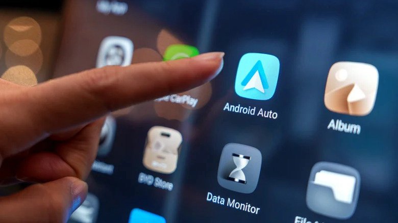 Person reading out towards the Android Auto app on a car's infotainment system.