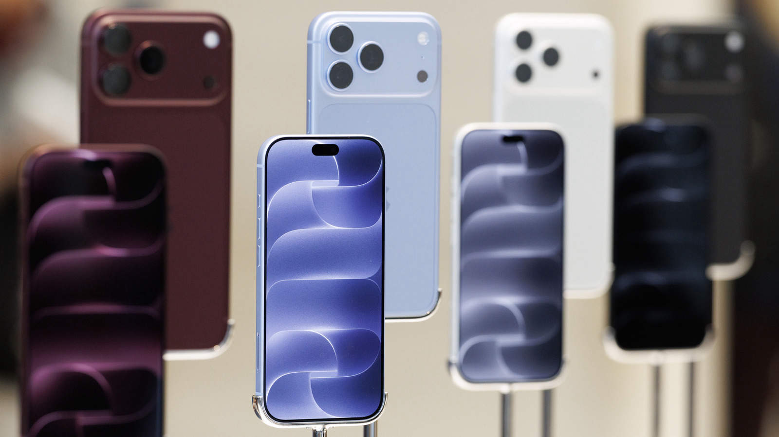apple confirms att bug knocking iphone 18 pro max off the network and some phones need replacing If your iPhone 18 Pro Max on AT&T already shows "SOS," a software update won't fix it. You'll need a replacement phone.