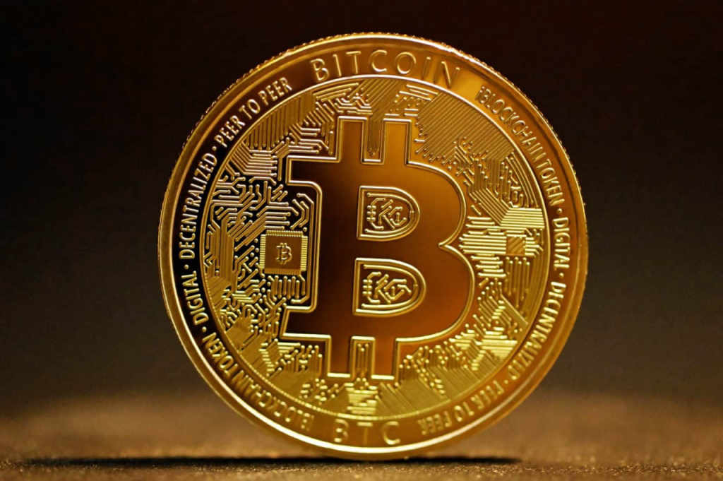 bitcoin sits in a tight range as analysts wait for the fed and some see upside in the calm Over the past month, Bitcoin hasn't swung more than 6% up or down. At the time of writing it trades near $81,735, a 1.2% dip on the day, and most of the wider market is just as still.
