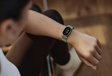 fitbit edge googles 179 99 tracker stands out with a swappable battery Gemini coaching and more than 50 workout modes are on the spec sheet, but they aren't the most notable thing about Google's new Fitbit Edge. That honor goes to its replaceable battery, a rare feature on a tracker priced at $179.99. At this price, most wearables end up in the trash once their batteries degrade.