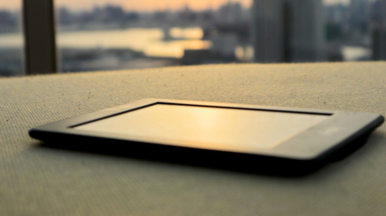 Kindle Lifespan Explained: How Many Years Will Your E-Reader Really Last? 29 A Kindle sitting on a table.