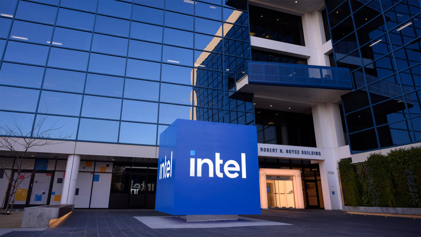 intel shares plunge nearly 30 in worst day since the 1970s after soft For the eighth quarter running, Intel beat its own targets. A day later, the stock had lost close to 30% of its value.