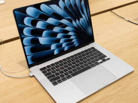 is it bad for your macbooks battery to use it while plugged in Owners of older laptops were taught a simple rule: unplug the charger, because keeping the battery at 100 percent cooks it. On a modern MacBook, that advice mostly no longer holds. Keeping the charger connected all day is generally fine.