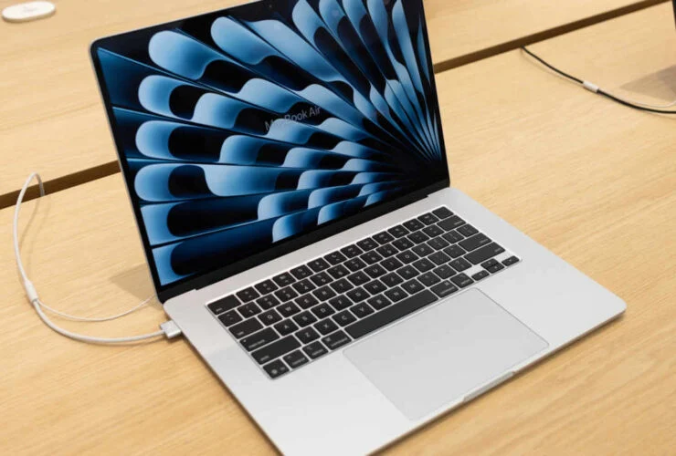 is it bad for your macbooks battery to use it while plugged in Owners of older laptops were taught a simple rule: unplug the charger, because keeping the battery at 100 percent cooks it. On a modern MacBook, that advice mostly no longer holds. Keeping the charger connected all day is generally fine.