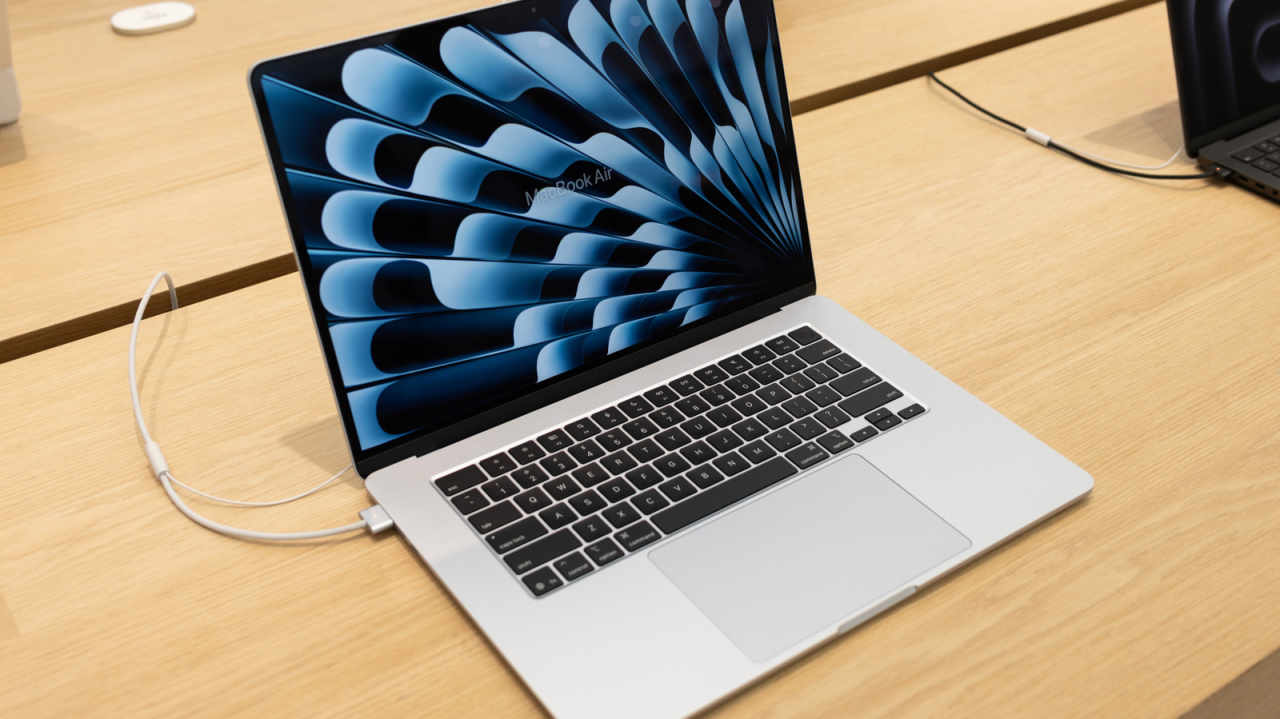 Is it bad for your MacBook's battery to use it while plugged in? 25 is it bad for your macbooks battery to use it while plugged in Owners of older laptops were taught a simple rule: unplug the charger, because keeping the battery at 100 percent cooks it. On a modern MacBook, that advice mostly no longer holds. Keeping the charger connected all day is generally fine.