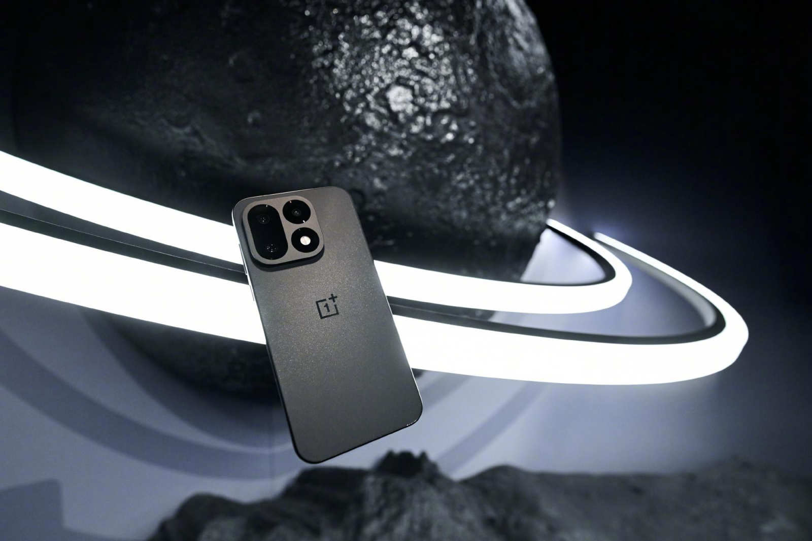 OnePlus 16 Debuts in China With a 9,000mAh Battery, 185Hz Display and Overhauled Cameras